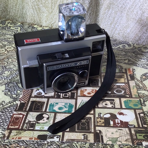 Vintage camera Kodak instamatic x-35 with book w (used) flash bulb for Display - Picture 2 of 6